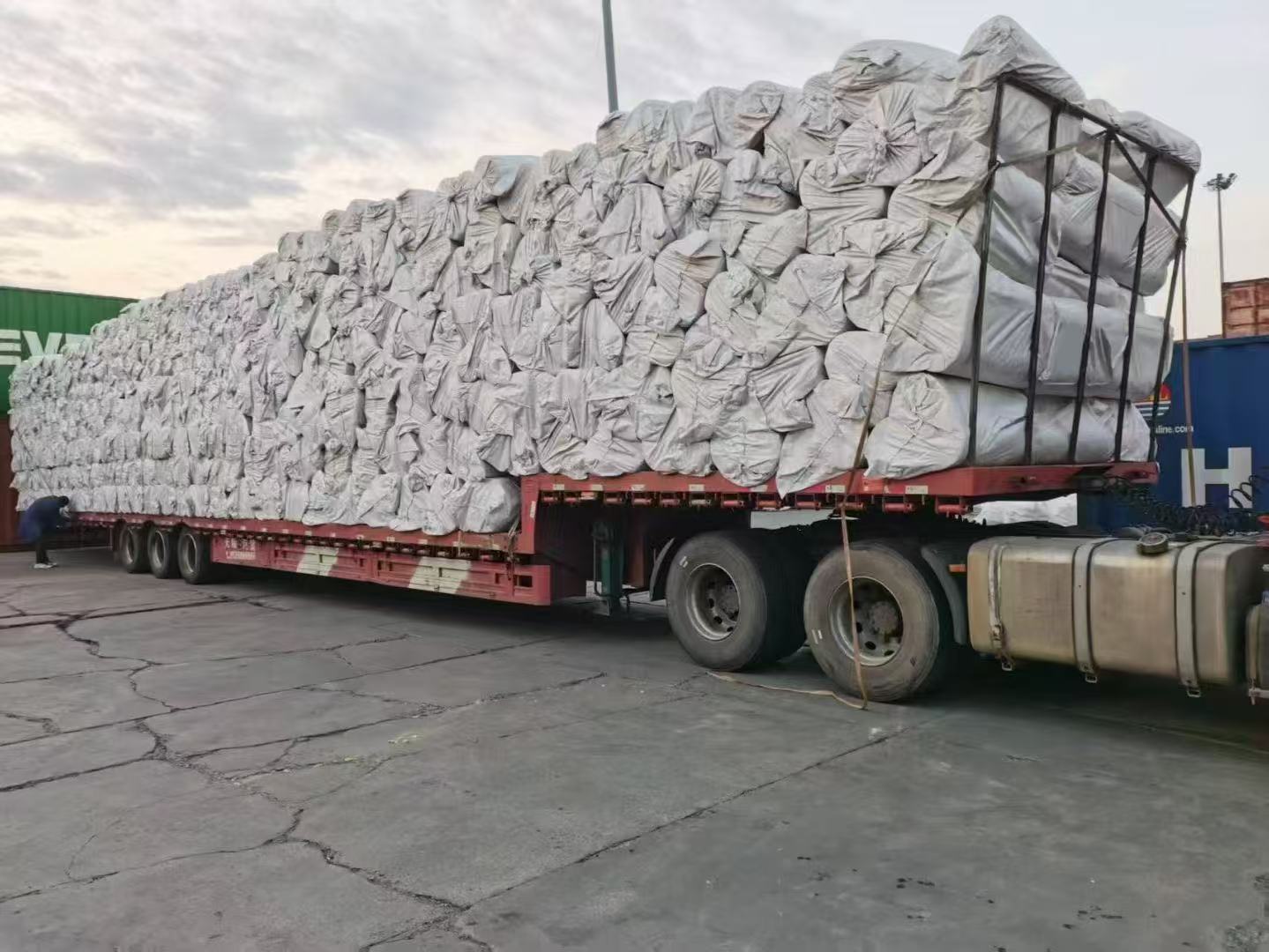 越南陶瓷纤维毯出口发车，郑州盛世金鼎品质...